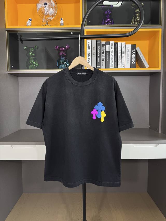 140 ch高版本克罗心Chrome Hearts 2025春夏新款十字贴布水洗喷马溜短袖T恤，面料：26支双纱 320克重，彩色国胶印，重洗水炒色+喷马溜+吊