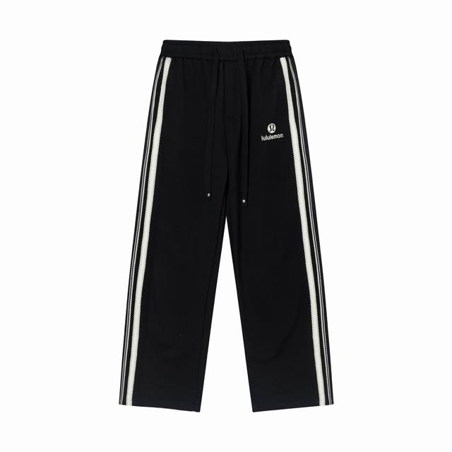 p180 lululemon-25Ss新款直筒休闲裤 爆款首选面料采用高克重布料 最新款上身版型无敌正且舒适柔软质感十足，侧边波浪织带搭配复杂的绣花工艺，弹力腰