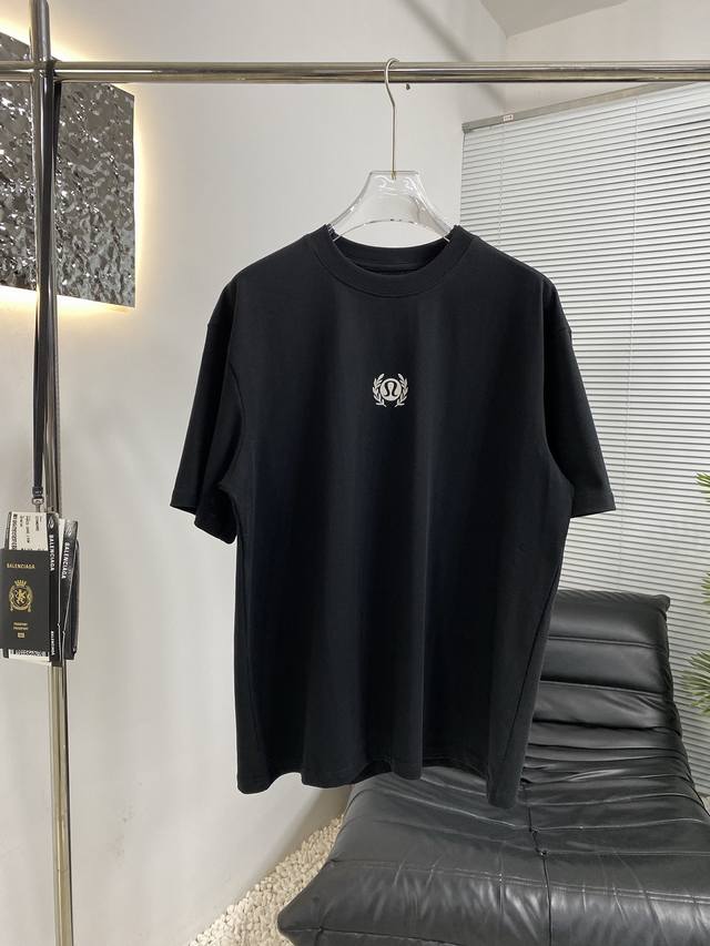 p90 lululemon露露乐蒙 2025新款T恤 爆款首选 采用高克重布料 洗完水260克 不缩水不变形 新色植绒工艺 上身阔挺效果极佳 且舒适柔软质感十足