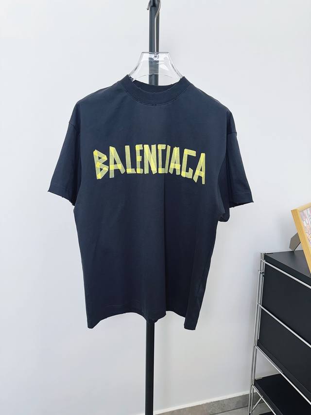 p110 款号D135 -Balenci*Ga 巴黎新款黄胶带绷带印花短袖T恤 毋庸置疑又是今年的一大爆款 第一时间购入原版打版 前幅胶带字母采用进口康丽机直喷