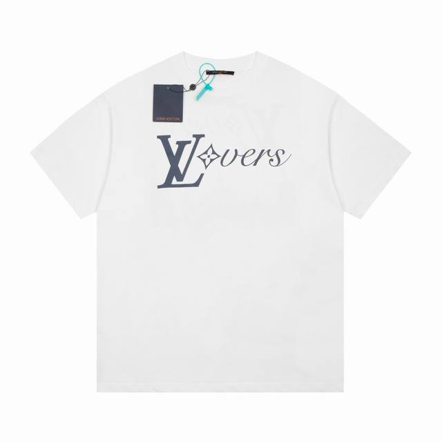 p110款号：D133 louis Vuitton 春夏印花喷绘效果印花短袖 春夏新款路易春款短袖 采用一比一原材料复刻 细节做到高品质版本 短袖取材清爽毛料，