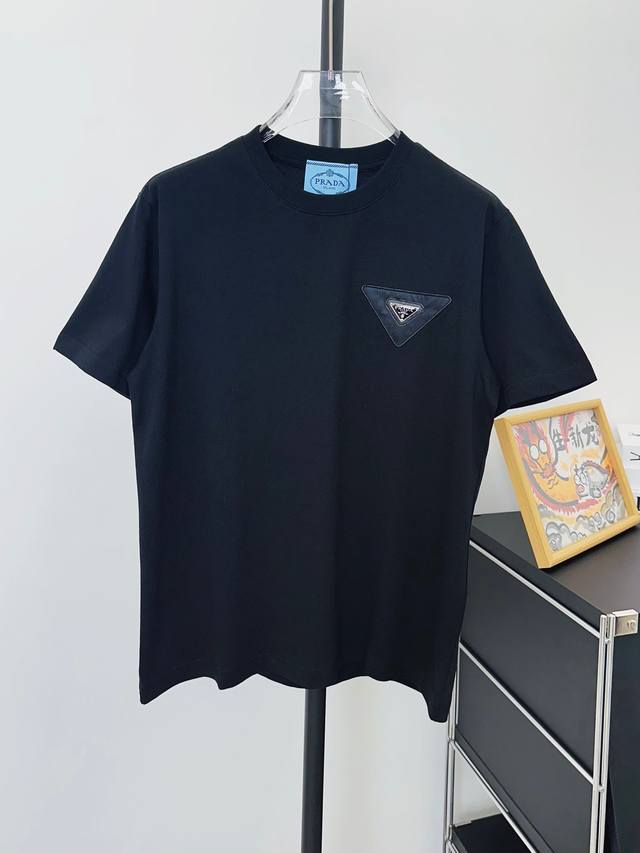 p110 款号：D130 宽松大版 顶级版本 prada 经典皮标铁扣三角Logo短袖T恤 抢购Zp开发定染面料色.水洗. 采用280克100%纯棉 精梳双纱面