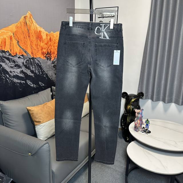 p140 calvin Kleinck 25Ss刺绣秋冬新款牛仔裤 原版打版，耗时一个多月，刺绣一体的工艺 -面料质感非常细腻 ，高克重穿上挺括有型，手感柔软平