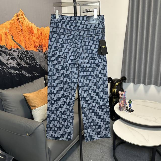 p140 fendi 芬迪 24Ss 新款双F满印牛仔裤 最新品，专柜同步有售，原单狠货，水洗休闲牛仔裤，进口原版水洗弹力面料，舒适有弹性，原版五金辅料装饰Lo