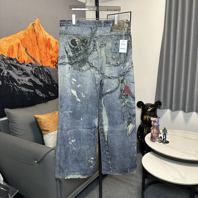p140 acne Studios｜24Ss 3D打印花裤链条挂件做旧泥染泼墨宽松休闲牛仔裤 采用精棉斜纹布面料上面表面的牛仔色，链条都是通过3D立体数码直喷的