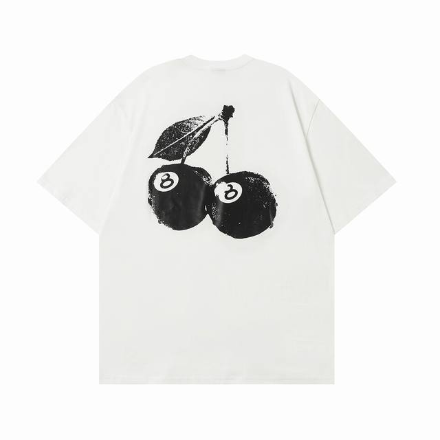 stussy 樱桃图案 印花圆领男女同款 斯图西 款短袖 款号：611# 码数：M L Xl Xxl 颜色： 黑色 白色 面料：32支纯棉双纱230克 印花：丝