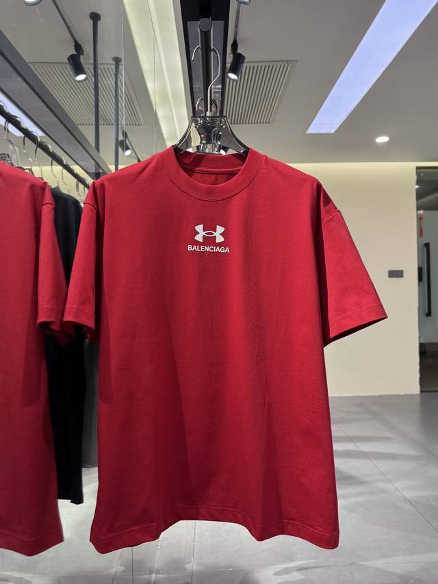 balenciaga-巴黎世家25Ss春夏立体印花Logo圆领短袖，巴家夏季最T恤 上身意外还有点好看红色超级衬肤色，简约而不失高级感版型宽松，面料柔软舒适，领