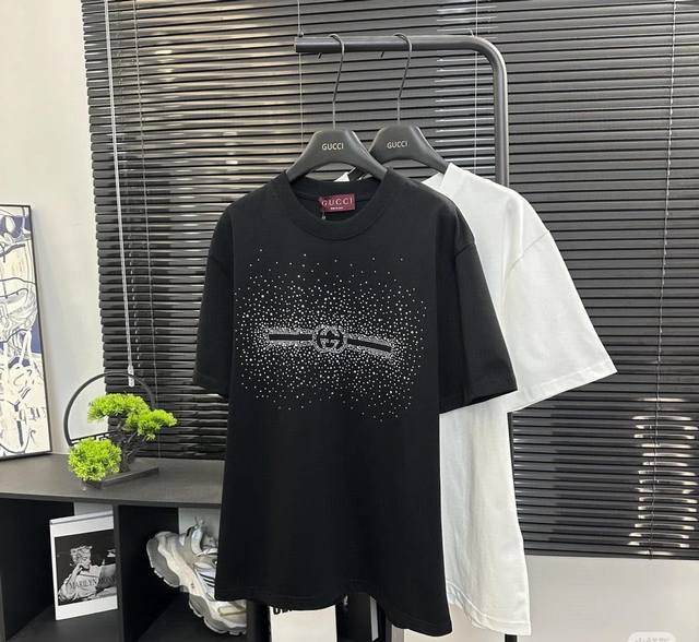 【款号】：332，P70 gucci新品！【烫钻】早春系列高克重短袖 选用客供定制针织100%纯棉面打造,面料手感细腻，厚实有质感的纯棉布 高密度的机织工艺，如