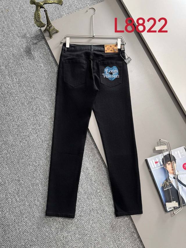 p230 Lv2025四季款修身牛仔裤长裤，采用进口客供日本Denim平纹棉质牛仔面料梭织生产，三标齐全，简约不失大气，柔软细腻舒适，上身百搭时尚 L8822