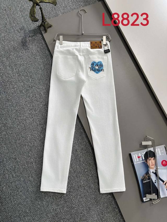 p230 Lv2025四季款修身牛仔裤长裤，采用进口客供日本Denim平纹棉质牛仔面料梭织生产，三标齐全，简约不失大气，柔软细腻舒适，上身百搭时尚L8823 码