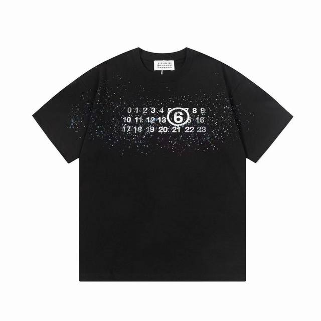 110【隔天到】 马吉拉 高品质320克 字母印花 手工彩绘 logo精致刺绣 原版面料 官方同款 短袖T恤 同缸染面料 手感非常舒服 春夏最新砖柜同步 时尚又