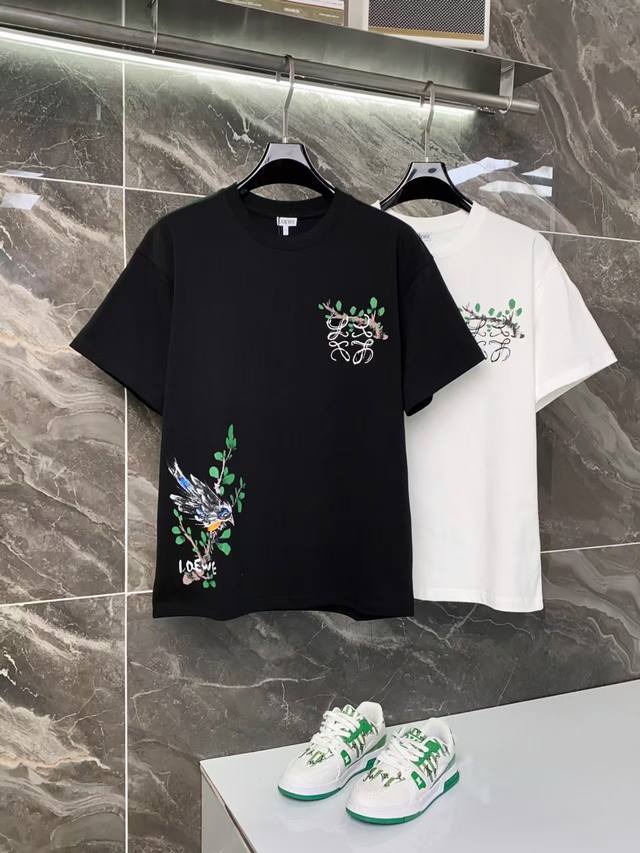 p110 罗意威高定面料玉蚕丝般的丝2025春夏新品上市 时尚经典圆领短袖时尚单品设计，更加时尚舒适，高标准定制，上身非常有型，人工手绘工艺，客供辅料，客供进口