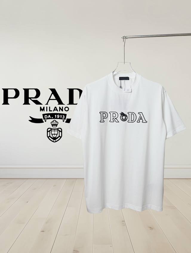 p100 [高版本] Prada 普拉达 Ss25春夏 柜在售，渠道精品，前面刺绣字母浮雕系列 圆领短袖T恤衫微阔的版型 领口微微贴合颈部，整体时尚而有潮流，3