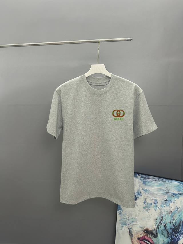 p80 gucci古奇 刺绣款 2025春夏经典圆领短袖T恤采用280克双纱精棉，衣服偏厚使整体高透气和柔软性，高版本，三标齐全！男女同款 颜色：白色 黑色 灰