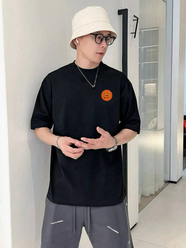 p100爱马仕2025夏季最新款，专柜同步有售，原单狠货，时尚休闲圆领短袖T恤，上身很有特点！吸睛而有亮点，进口原版面料，工艺字母图案装饰Logo，简单而不失时