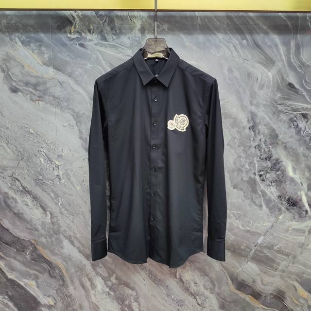 moncler 蒙口 人工学立体裁剪，上身自然修身，纯棉竹纤维面料，工艺精致、大气。时尚感爆棚。诠释品牌前卫而时尚的潮流风格。高端大气上档次。 颜色：黑色、白色