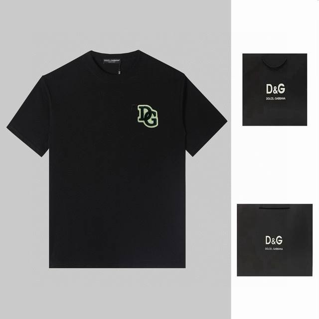 p100杜嘉班纳Dg 2640爆款纯棉面料手感非常舒服 最新砖柜同步 Os落肩版型 时尚又个性 超级百搭好看的一款 男女都非常合适 人手必备款 吊牌 领标 水洗