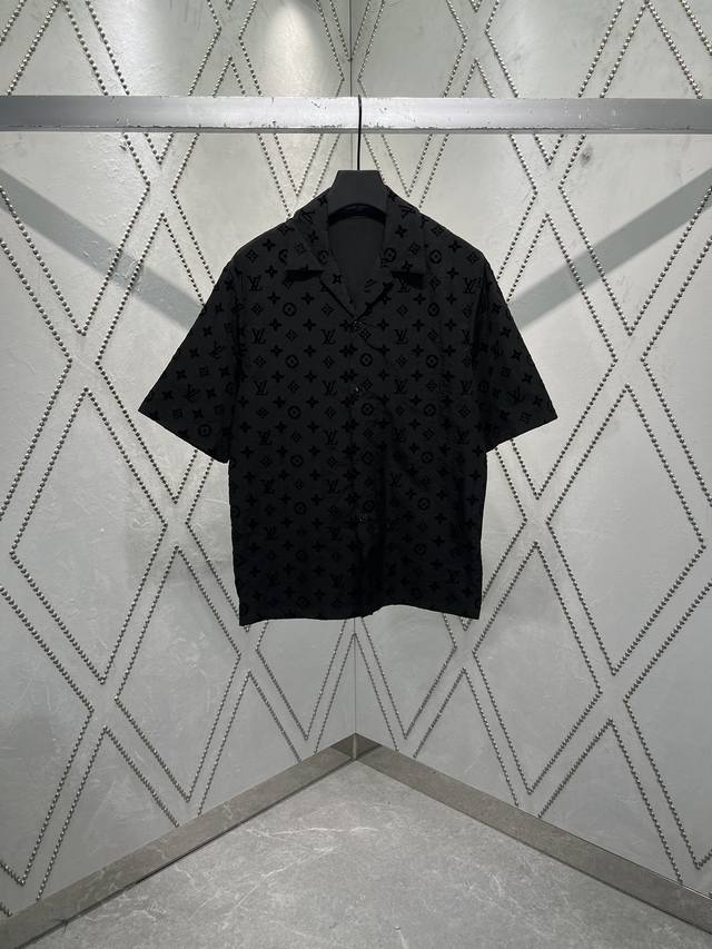 p260 驴家 25Ss新款桑蚕丝短袖马球衫以 Monogram 提花呈现莹亮波纹质感，再为两侧裤腿点缀针织饰带，可与同款短裤共筑日夜皆宜的学院风造型。Mar