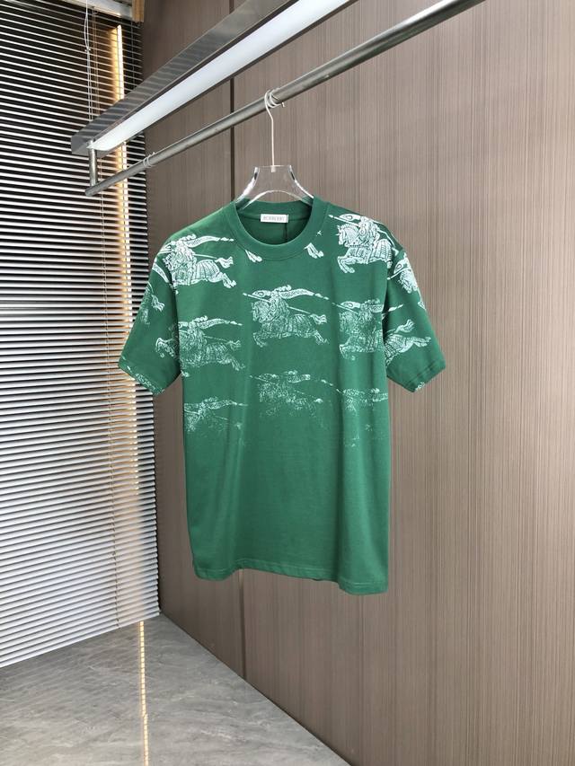 p110 Bur 巴宝莉 2025春夏新款 圆领短袖 满印网点印花 采用高克重320克双纱精梳棉面料 微宽松版型 面料手感柔软厚实 男女同款 颜色：黑 白 绿