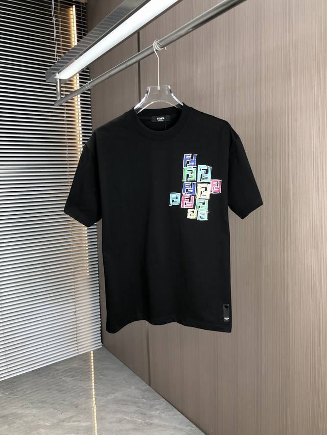 p110 Fend 芬迪 2025春夏新款 圆领短袖 前后手绘印花采用高克重320克双纱精梳棉面料 微宽松版型 面料手感柔软厚实 男女同款 颜色：黑 白 码数：