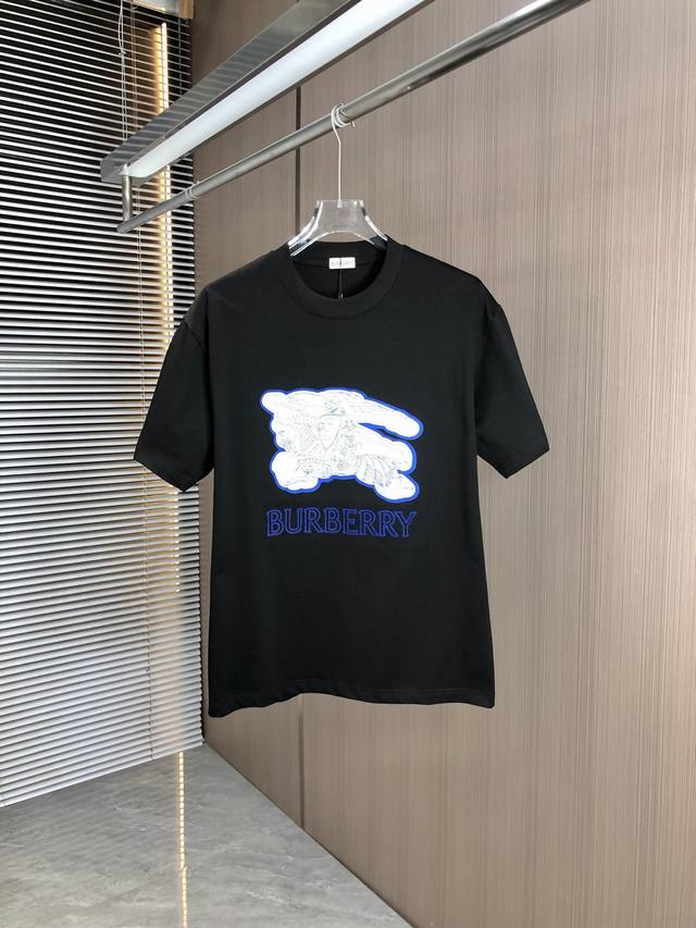 p120 Bur 巴宝莉 2025春夏新款 圆领短袖 撞色贴布挨针绣花 采用高克重320克双纱精梳棉面料 微宽松版型 面料手感柔软厚实 男女同款 颜色：黑 白