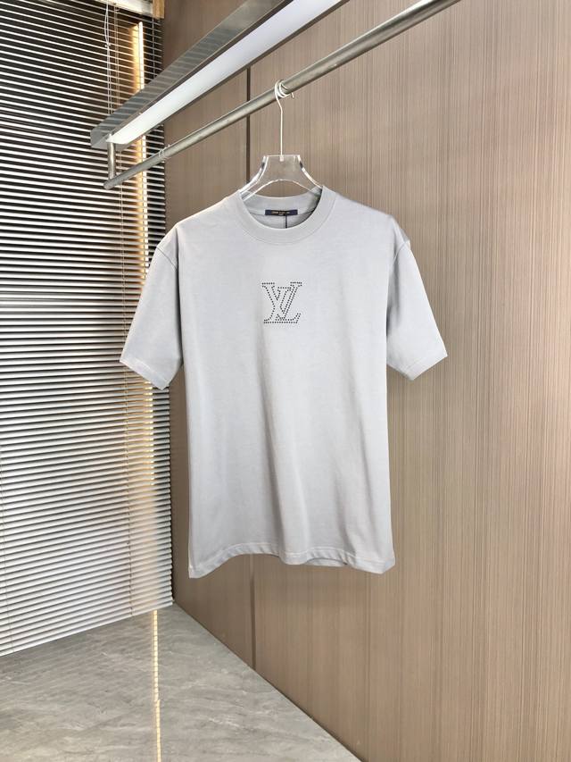 p110 Lv 路易威登 2025春夏新款 圆领短袖 烫钻刻字模工艺 采用高克重320克双纱精梳棉面料 微宽松版型 面料手感柔软厚实 男女同款 颜色：黑 白 灰