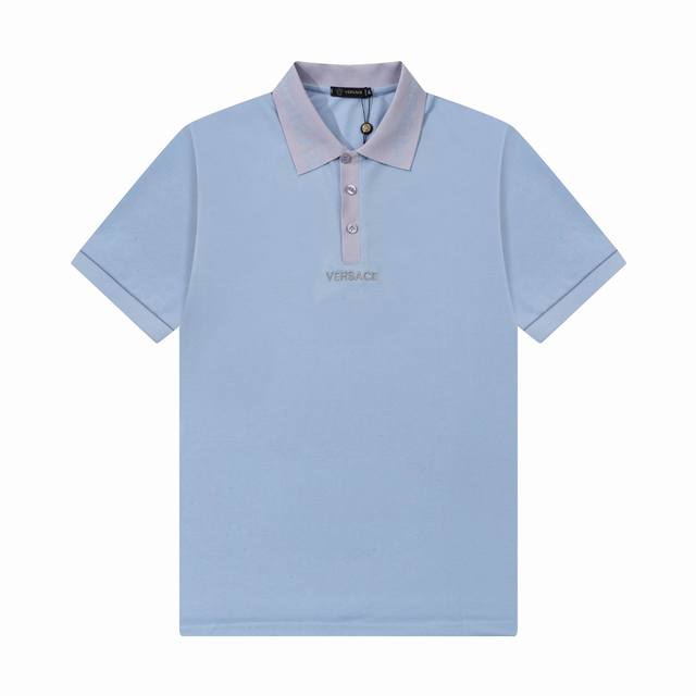 120 范思哲 Versace 2025∽新款高品质翻领Polo衫，高瑞精品Logo扣子，做工精致，官网同步，时尚百搭 颜色：白色 浅蓝 码数：M-3Xl