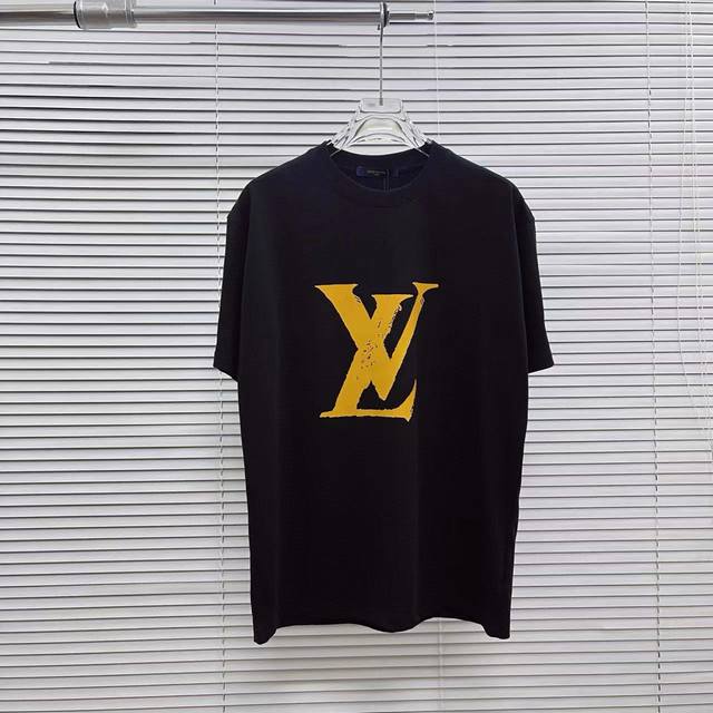#P100 上新款号：B174 1V*路易威登2024夏季新款 个性字母Logo印花 定制面料 短袖T恤 男女同款 尺码：Xs-L