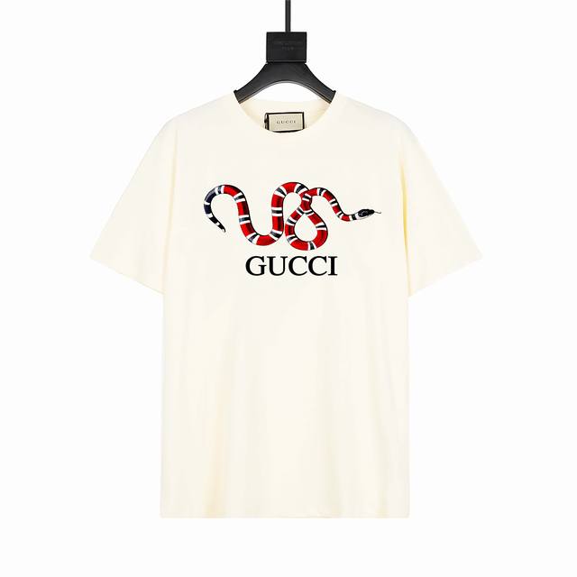 #P100 上新款号：G742 gucci 古驰 蛇年限定 字母Logo短袖T恤 采用图案印花工艺 区别于普通的印花图标 ，260克纯棉面料，舒适透气不易变形。