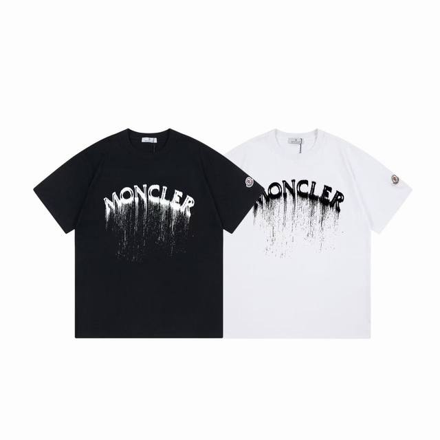 p100 款号：M1004 moncler/蒙口 《官网同款印花图案》 2025新款 喷墨字母Logo 定制袖章 男女同款 短袖T恤 -【26G双纱纯棉顶级面