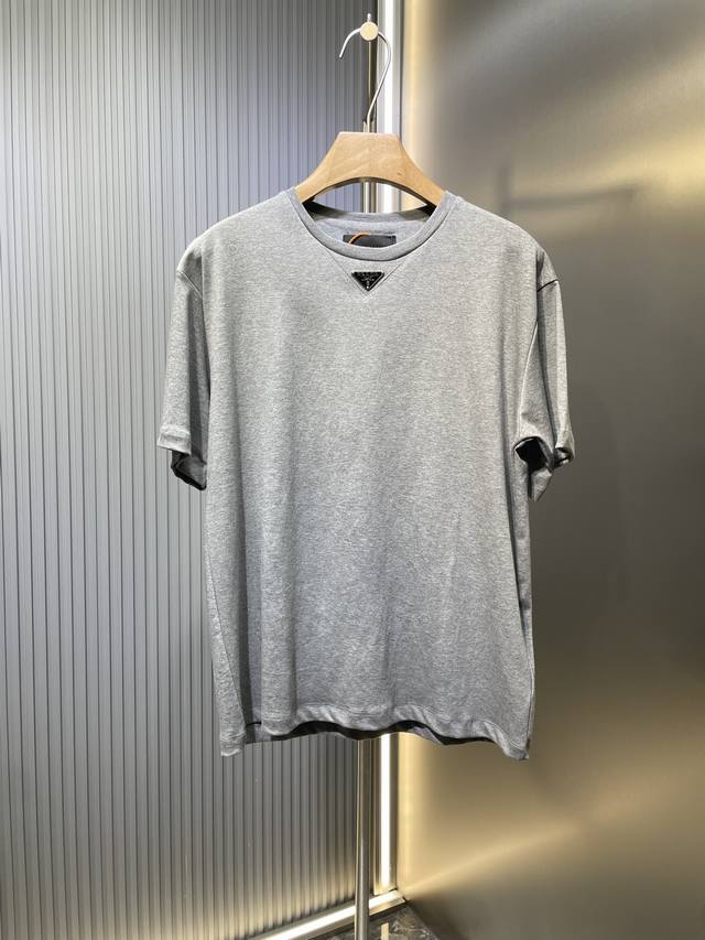 170 Prada 胸前三角标短袖 定制丝光氢氧液氨双面绸缎 透气清爽 舒适贴肤 标志性Prada三角标点缀胸前 彰显品牌魅力 加以领口三角区拼接独特设计 层次
