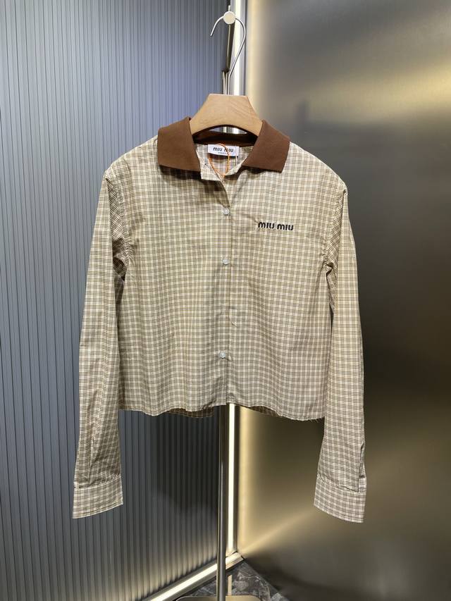 290 Miumi*2025新品格纹长袖衬衫 定制Yb斜纹全棉材质 柔软亲肤 舒适不易皱 长袖衬衫上衣领口作棕色撞色处理 与通体格纹形成碰撞对比 亮点突出 胸前