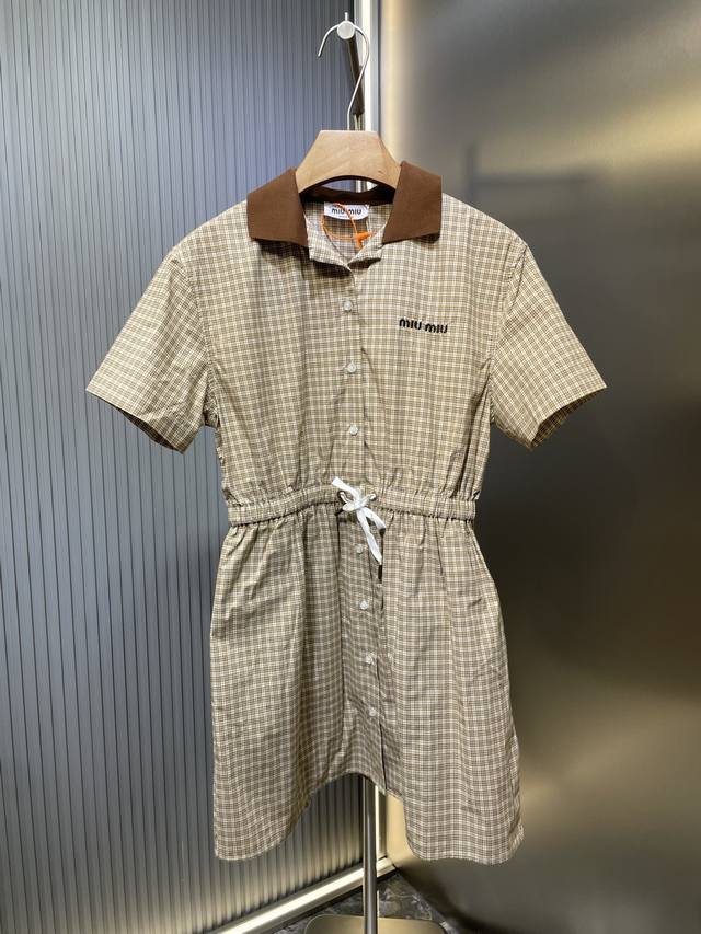 350 Miumi*2025新款 格纹短袖衬衫连衣裙 定制Yb斜纹全棉材质 柔软亲肤 舒适不易皱 短袖衬衫连衣裙版型 上衣领口作棕色撞色处理 与通体格纹形成碰撞