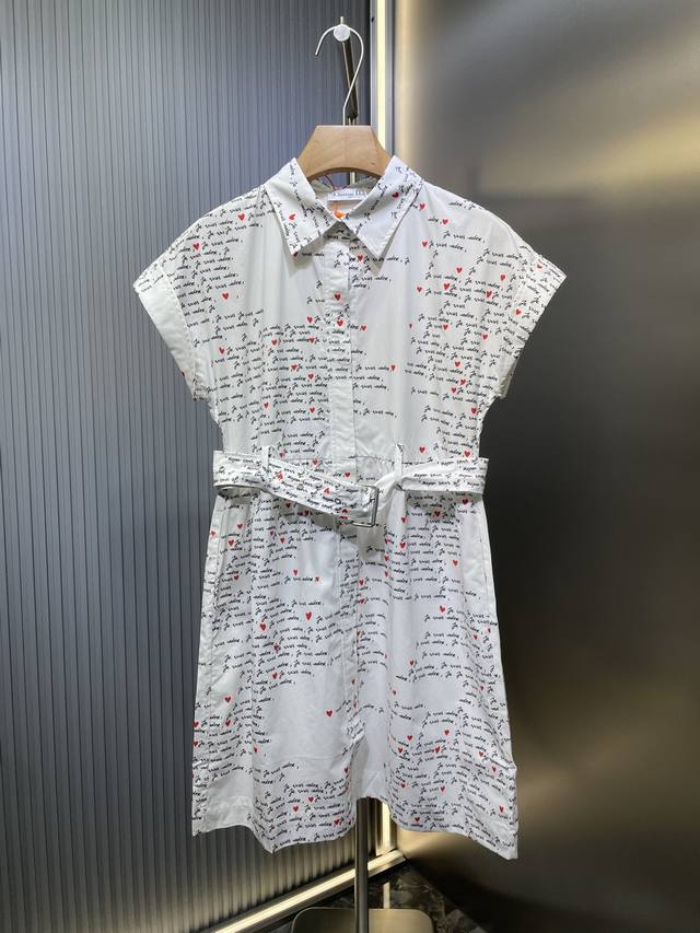 210 Dio 2024新品上架七夕画报爱心连衣裙 定制Yb斜纹全棉材质 质感光泽 亲肤舒适 精致翻领落肩无袖剪裁 单排连衣襟扣 便捷穿搭 裙子马甲随意切换 七