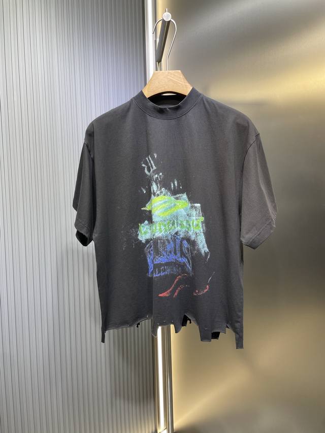 180 balenciag*/巴黎25新款晕染字母印花做旧短袖 采用克重纯棉制成 略带有弹力 呈现显瘦视觉效果 胸前印有品牌字母徽标图案 多重晕染磨毛破洞做旧处