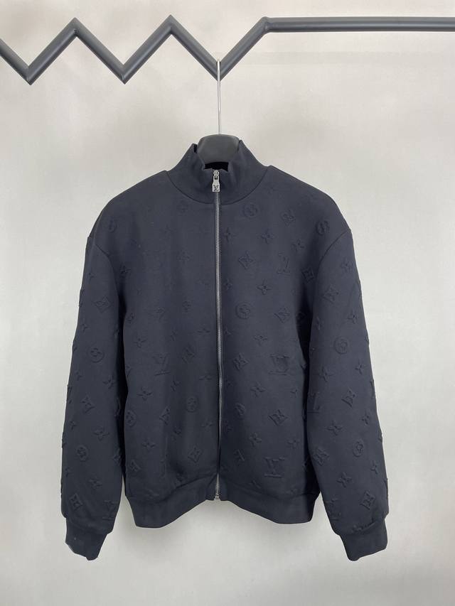 p470 louis Vuitton 路易 2025Ss 新款浮雕提花立领针织外套 monogram 压纹针织运动衫 本款运动衫为柔软棉质针织融入全幅Monog