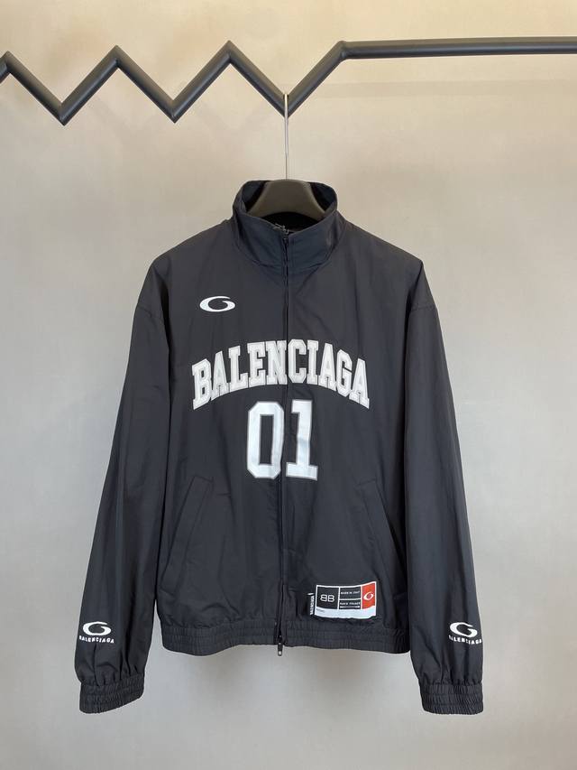 p440 balenciaga足球运动夹克 【革新科技面料】 采用50%棉+50%锦纶科技府绸，赋予夹克轻盈挺括的质感与卓越的透气性，适应高强度运动需求。面料经
