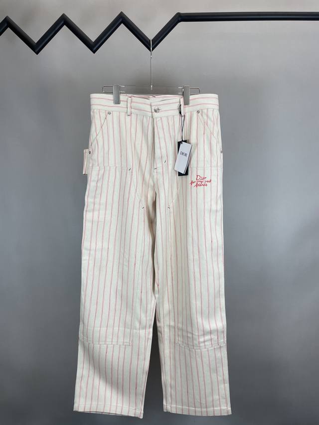 p320 dior 2025 Ss春夏新款 平纹针织长裤 定制米色棉布面料 满身浅粉色条纹设计 刻字五金纽扣 同色系经典字母Logo刺绣 搭配后侧棕色皮牌 立体