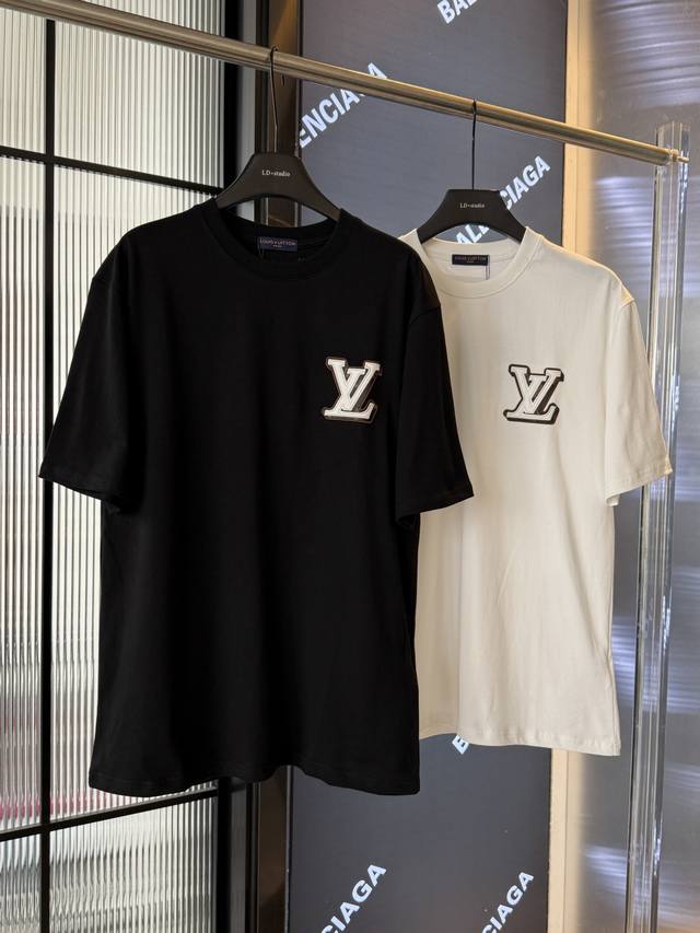 p120（顶级版本 区别通货） 路易威登 2025 系列西部贴布Logo经典刺绣短袖T恤 下摆麻花刺绣品牌Logo字母 25 时装秀的曙目风采。三标齐全 采用高