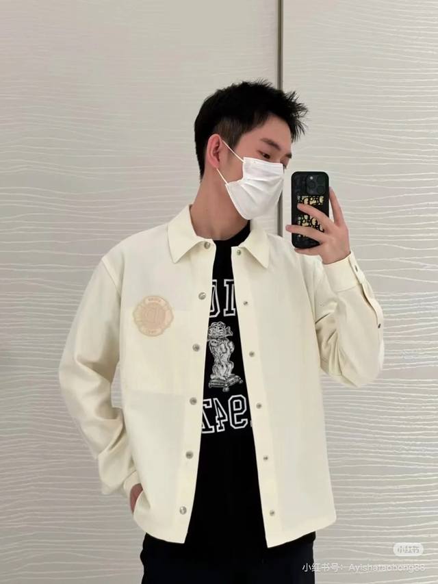 190（模特咨询图） 款号：Y124 dior迪奥米色春夏牛仔外套 整体衣服设计感十足 无论是胸口字母 后背字母看起来还是穿起来都是很高级 完全百搭任何人 满印