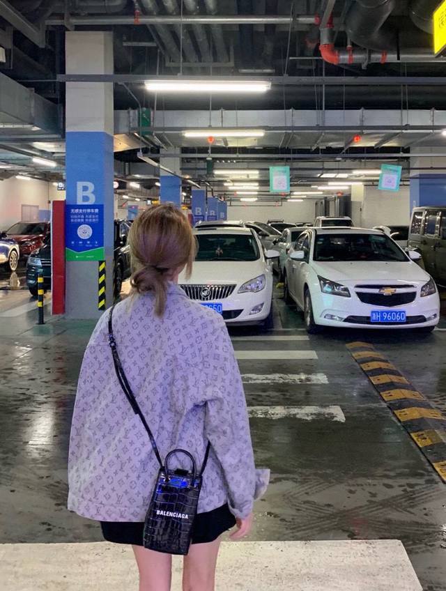 200（模特咨询图） 款号：Y123 louis Vuitton Lv路易威登满印提花牛仔夹克外套 整体衣服设计感十足 经典满印Lv字母Logo无论是看起来还是