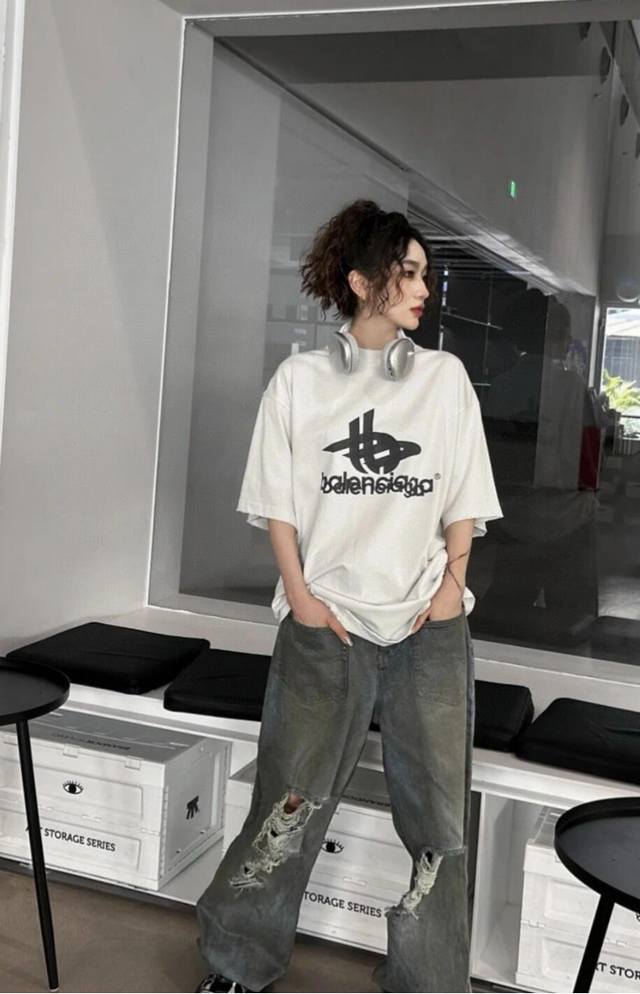 90（模特咨询图） 款号：Y093 balenciga巴黎世家 幻影双Logo经典图案印花短袖T恤.砖柜同步.第一时间正品研制，欢印对比面料采用巴黎Zp定织定染