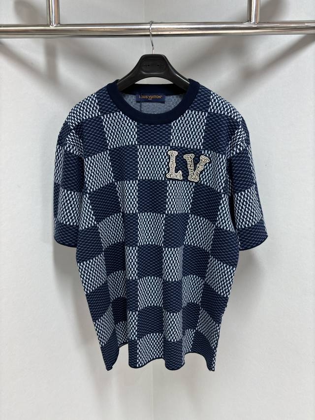 p220 1V 25新款棉质短袖圆领衫聚焦 Damier 提花图案，再借胸前 Lv 仿水晶刺绣贴饰展露考究笔触，为日常造型注入瞩目格调。男女同款 码数：S-Xl