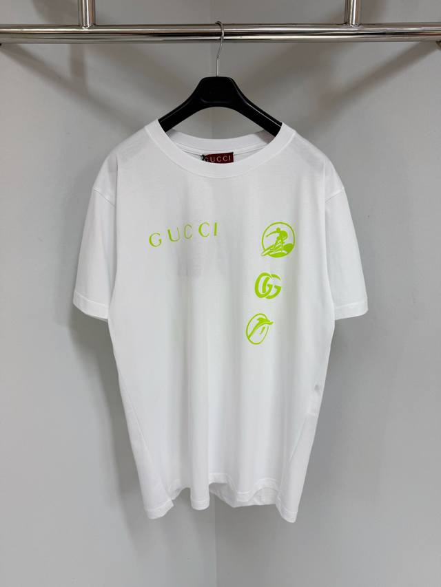 p150 Gucc 25Ss冲浪者新款图案字母Logo印花圆领T恤 25春夏侧边双G 以成衣染针织棉匠心打造，正面缀饰Gucci标识印花，背面巧妙融入Gucci