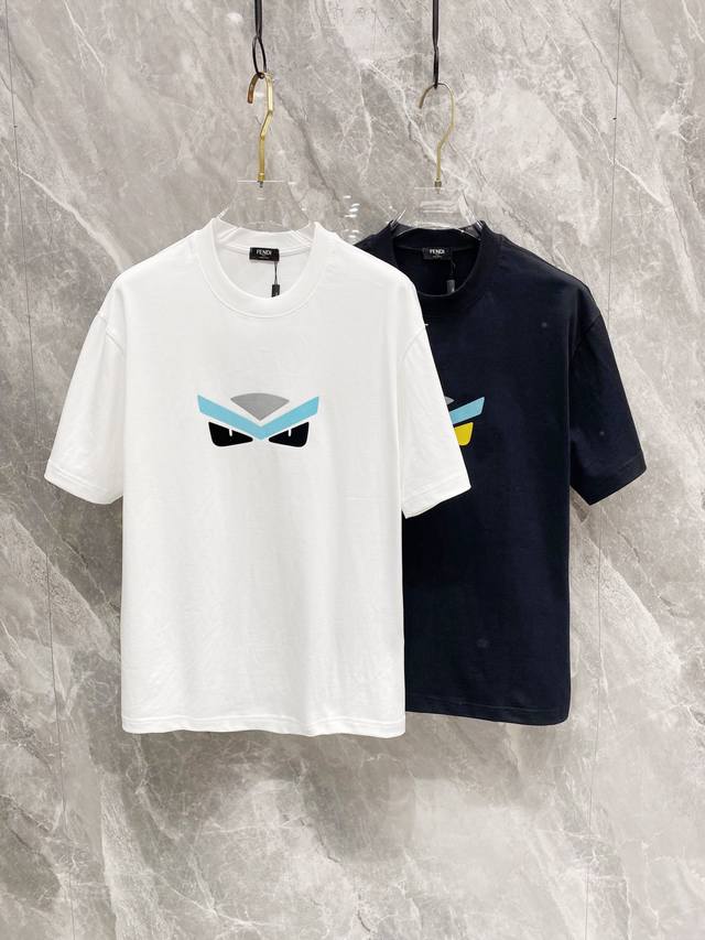 130 fendi 25Ss新款圆领T恤！潮人必备！胸前定制品牌字母立体胶工艺.经典色彩搭配时尚好看.整体效果年轻有活力！280G棉材质精制而成，着感手感都相当