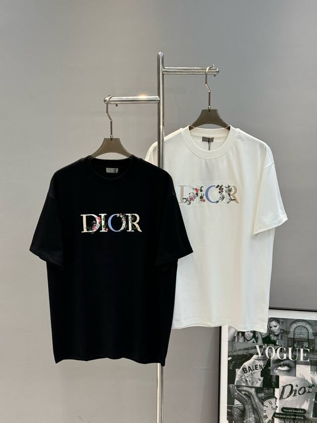 130 dio*R迪-奥25S新款情侣圆领T恤！胸前新款3D爆裂感立体刺绣.260G甄选100%纯棉质感.棉质饱满富有弹性.秉持着对细节追求 图案也是经典！饱满