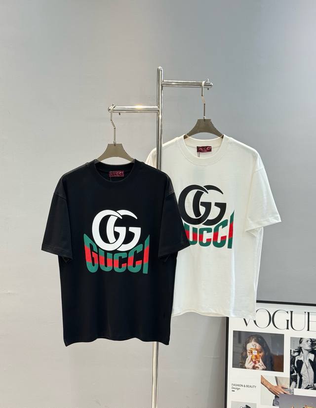 p130 支持年后售后！。 Gucc*潮牌25S新款圆领T恤.男女同款～潮人必备！胸前定制品牌图形烫画工艺.经典色彩搭配时尚好看.整体效果年轻有活力！260G棉