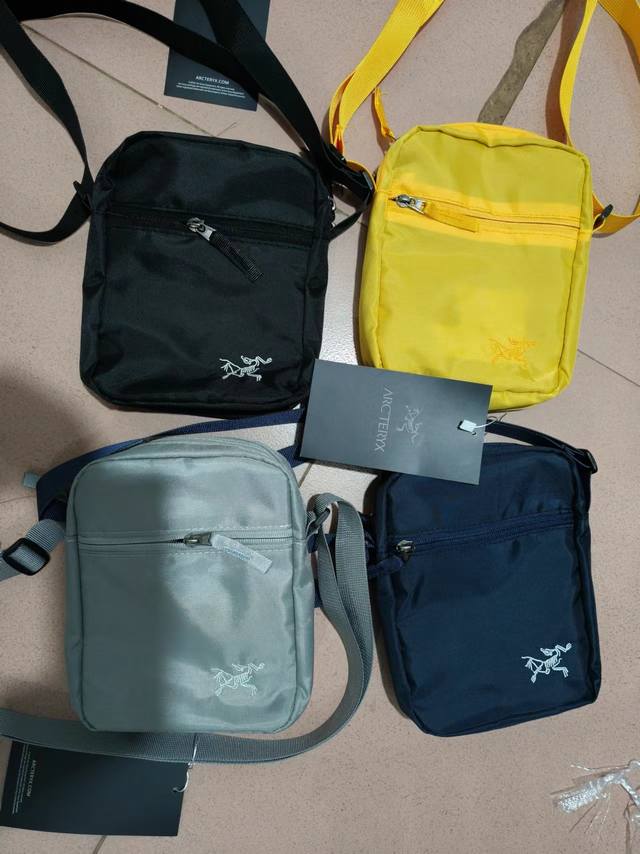 xy潮包上新，P50 款号：2430款 颜色：黑、黄、绿、蓝 产品名称：新款鸟家斜跨包、轻便单肩包 arc'teryx轻便单肩包：简洁有力，随身携带！ 无论是日