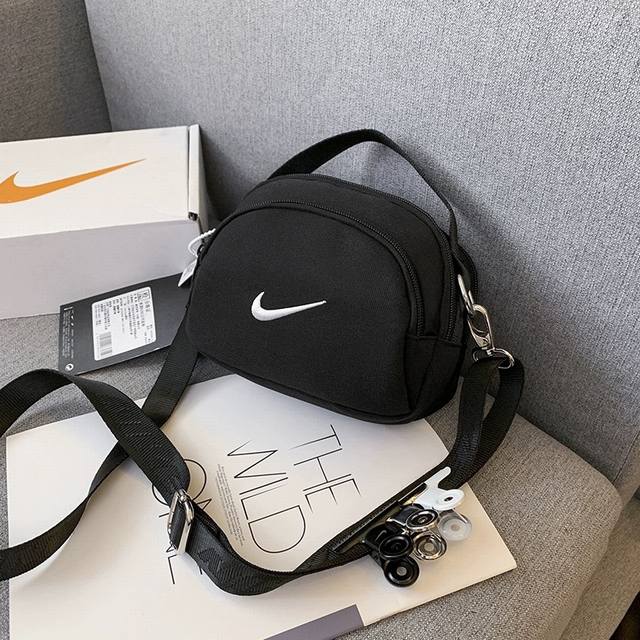 喜悦上新 款号2410 nk斜跨包 P60 颜色:黑色 "简约大气，轻便实用。Nike黑色小包，无论是日常出行还是运动休闲，都是你最贴心的伴侣。随时随地，携带自