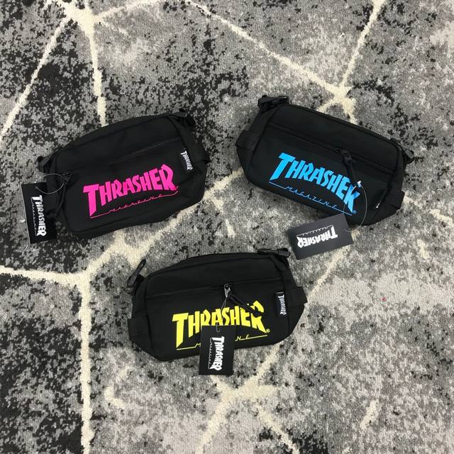 xy潮包上新，P40 跑量价格 名称：Thrasher日版火焰字母印花Logo斜跨包、 休闲潮流胸包、斜跨单肩包、方包 此款包为长青款，常年有货、大量现货、包